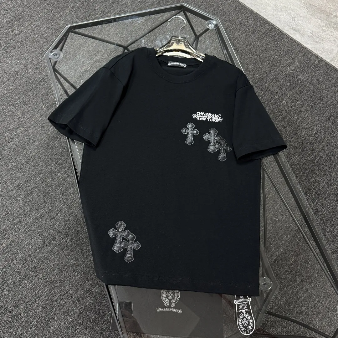 P170 Chrome Hearts Chrome Hearts 25 high version. The fabric is made of 300 grams of high-density pure cotton. It does not deform or shrink. It has three labels. It is the same style for men and women. Technology: patch embroidery + digital printing. Color: white, black. SIZE: S-XL.